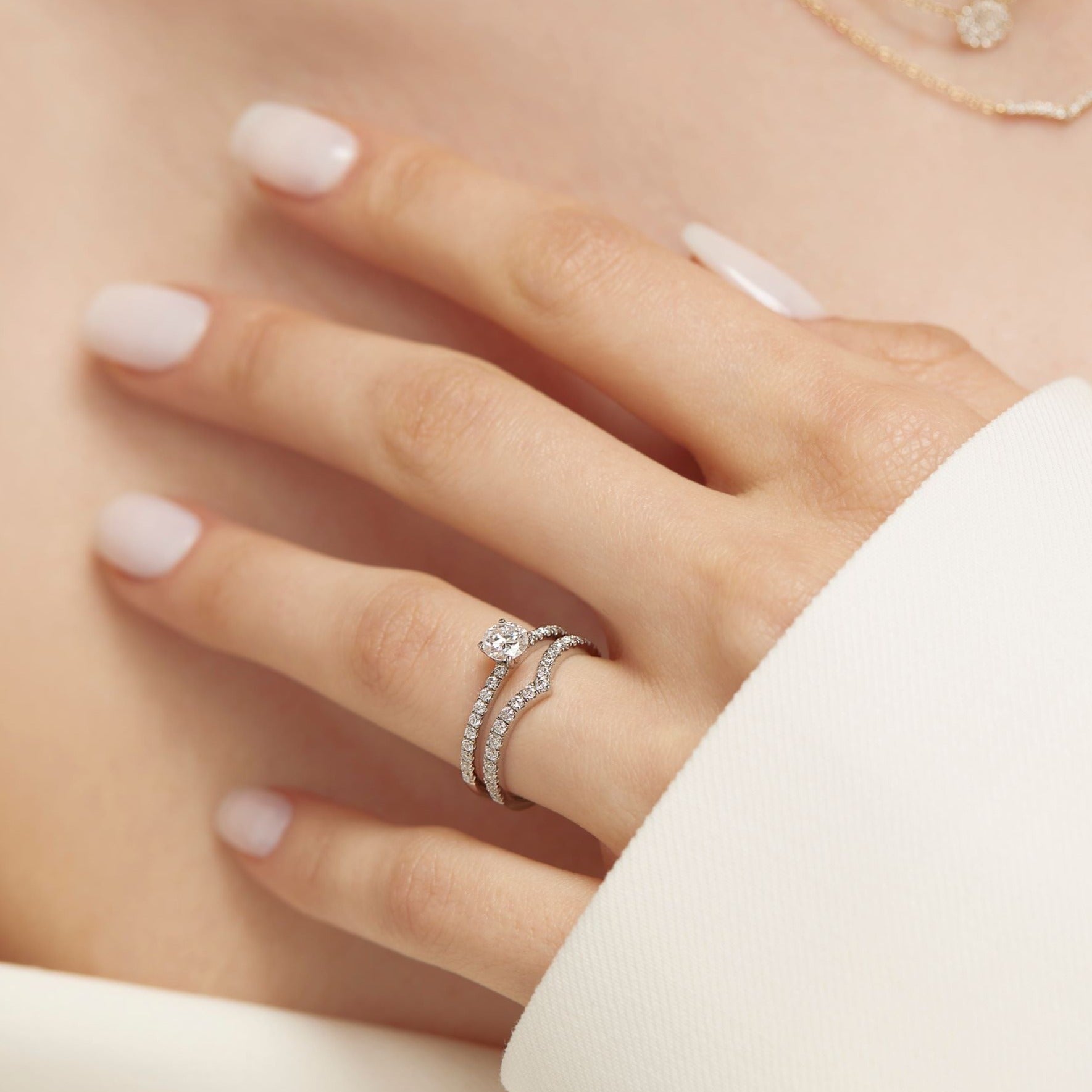 Solitario Clásico con Pavé de Diamantes