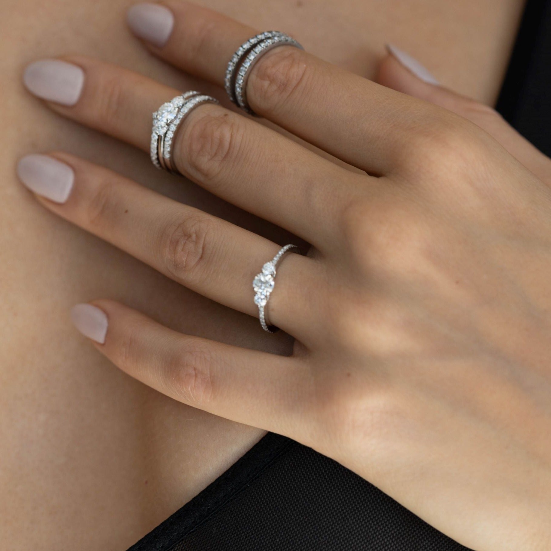 Anillo Tres Piedras Clásico con Pave de Diamantes