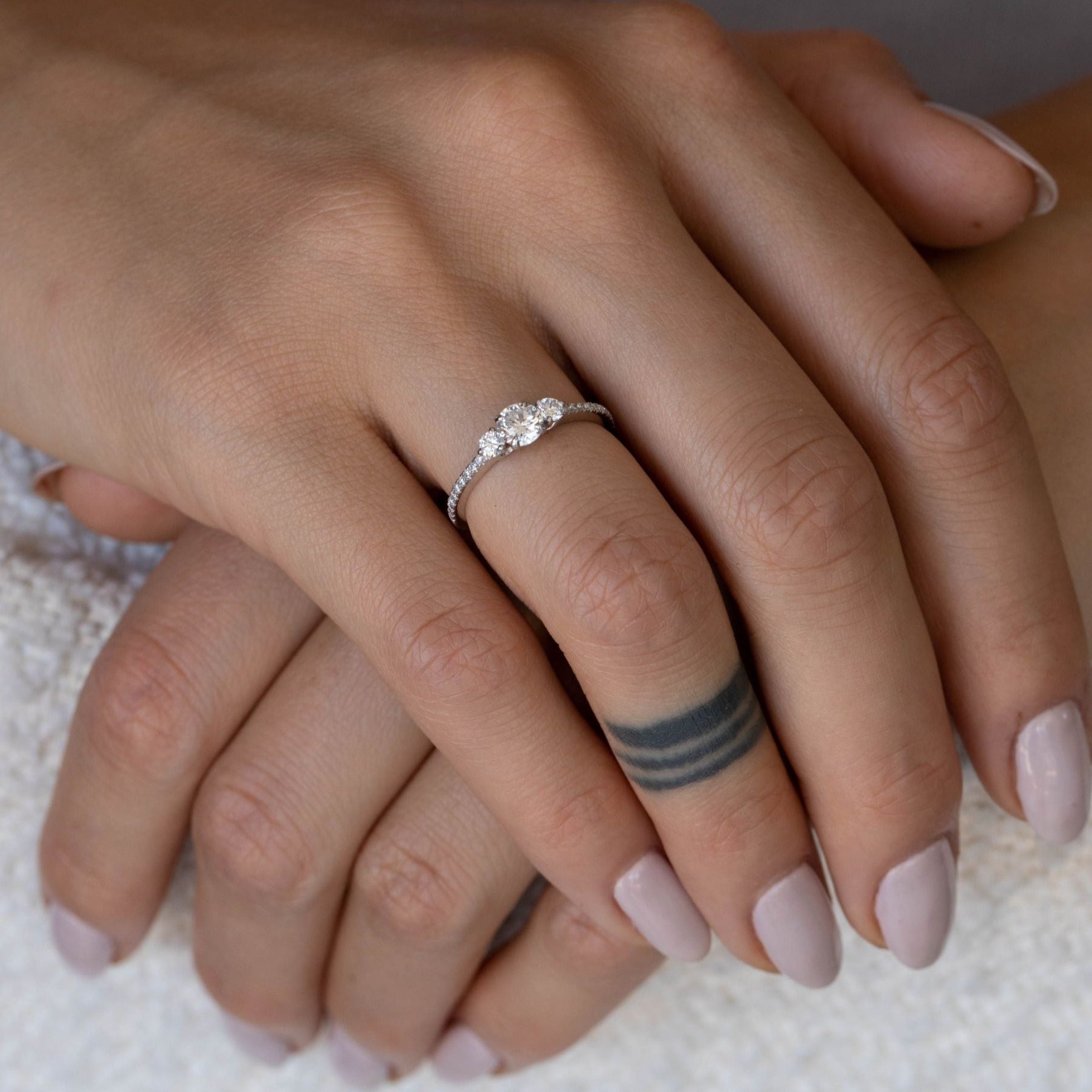 Anillo Tres Piedras Clásico con Pave de Diamantes