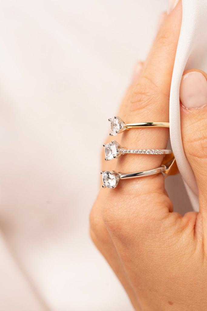 "Guía para encontrar el anillo de compromiso perfecto sin gastar una fortuna"