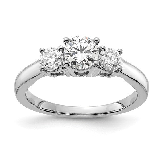 Anillo de compromiso completo de tres piedras redondas con diamantes cultivados en laboratorio de 1 1/2 quilates VS/SI+ G+ en oro blanco