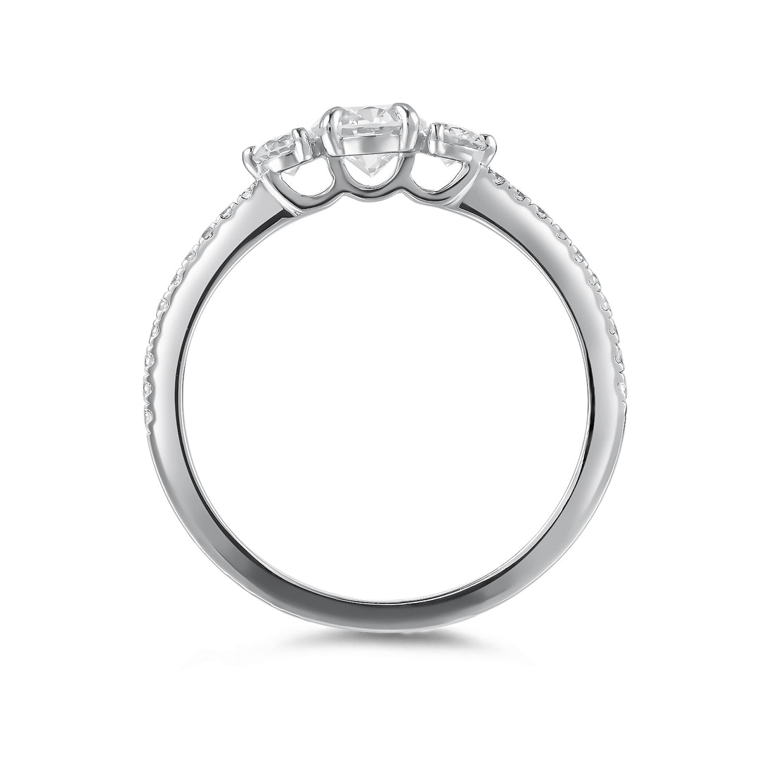 Anillo Tres Piedras Clásico con Pave de Diamantes